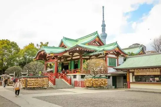 Kameido Tenjin Shrine near Kinshicho as the eastern edge of a 30-minute Tokyo apartment radius.
