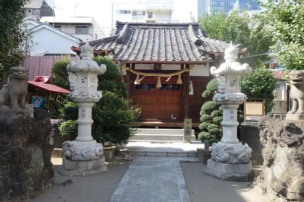 Oshiage Tenso Shrine near Tokyo Skytree with quiet shrine details in an urban setting.