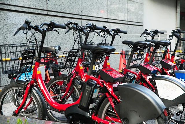 A bike-share bicycle being returned at a legal port with the app confirmation checked.