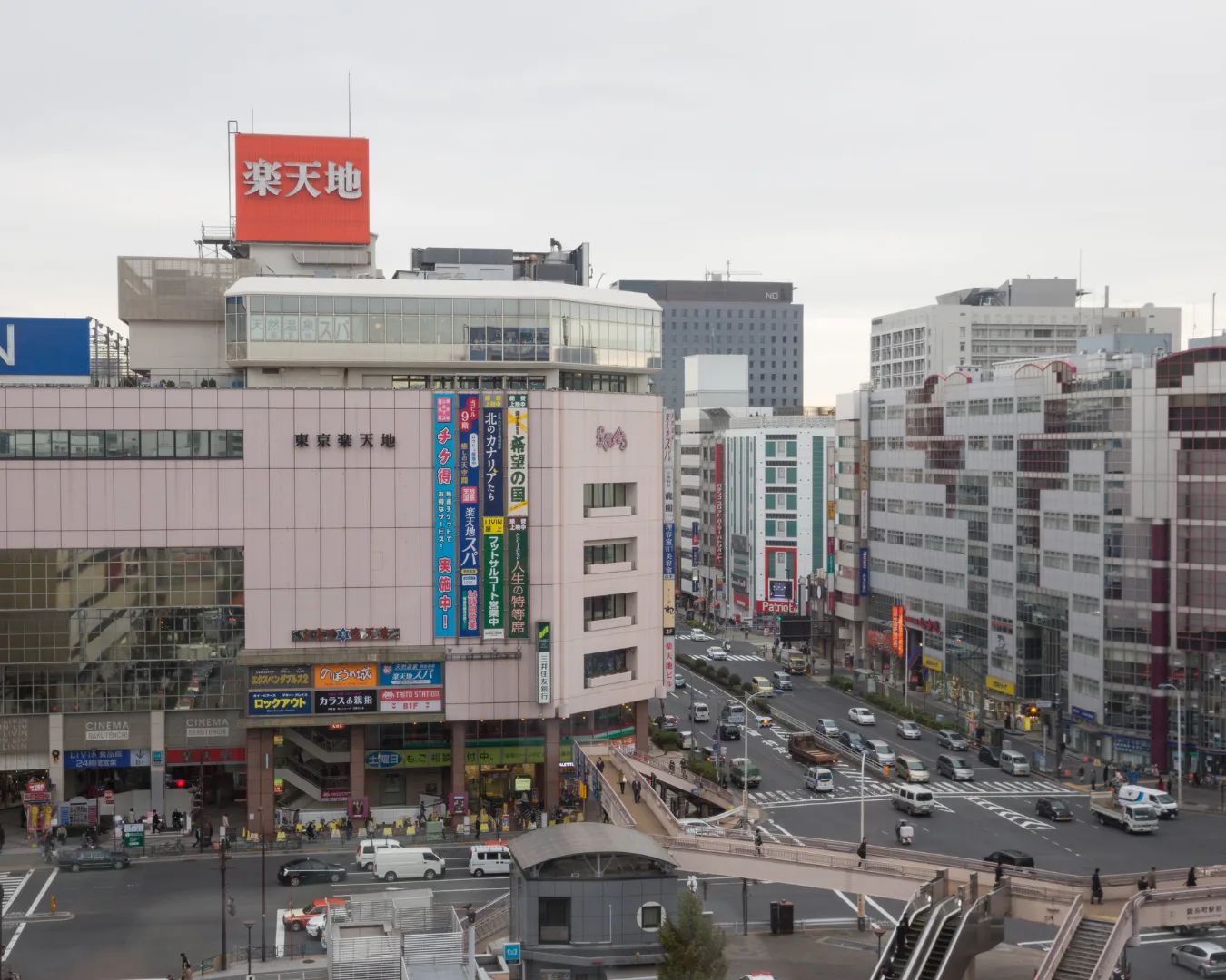 Pedestrians moving around Kinshicho Station after a quick soba meal.