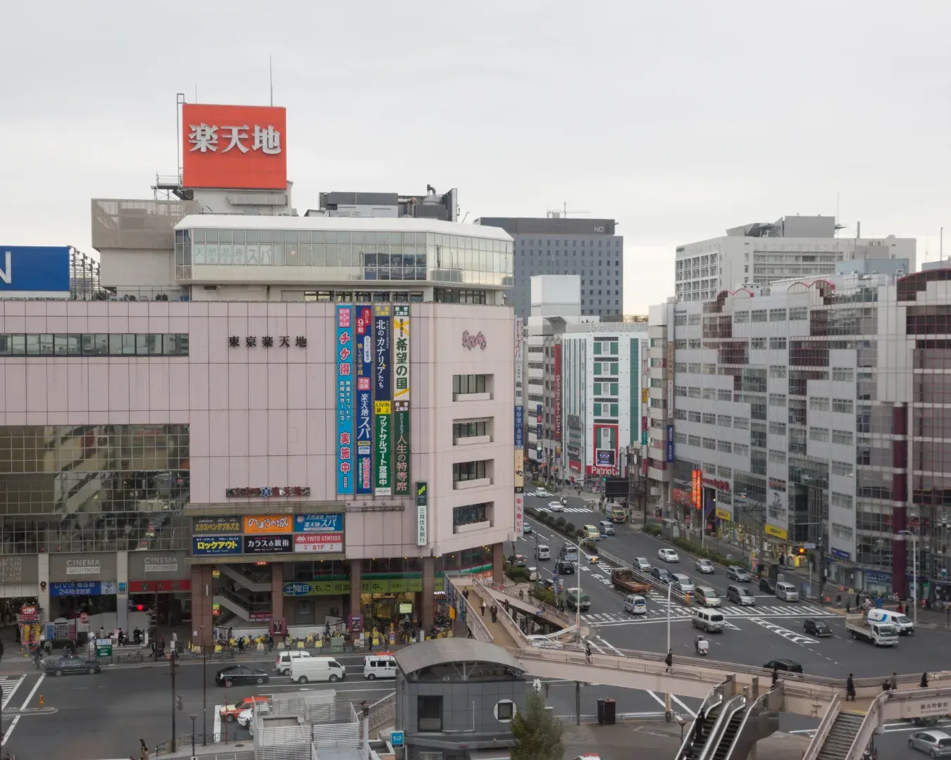 Pedestrians moving around Kinshicho Station after a quick soba meal.