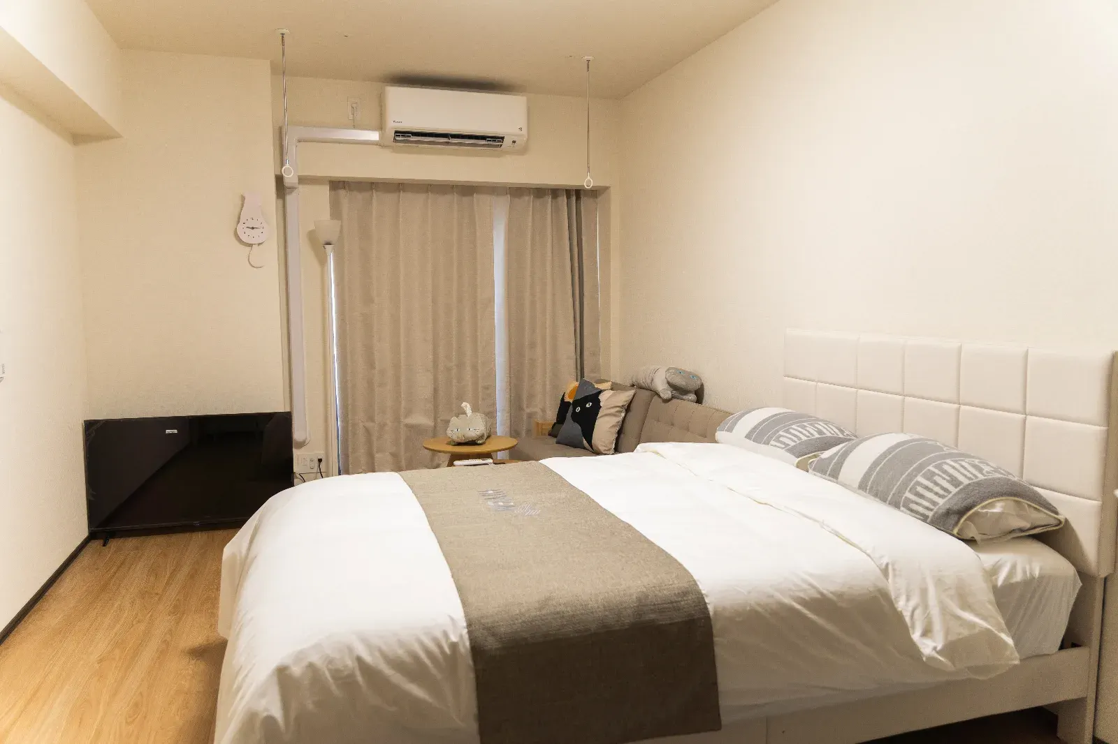 Furnished monthly apartment in Tokyo with living area, kitchen and workspace