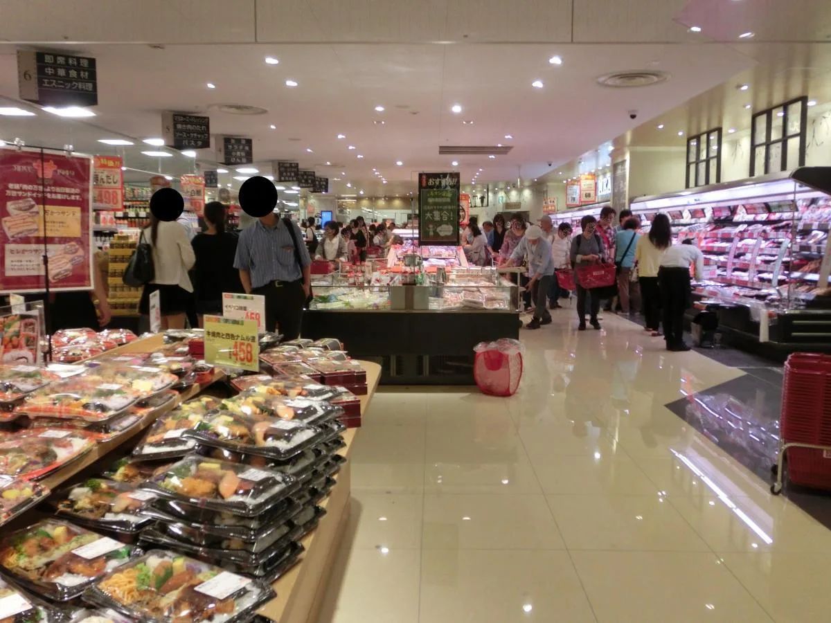 A one-month Tokyo budget planned with accommodation, food, transport, mobile data and leisure
