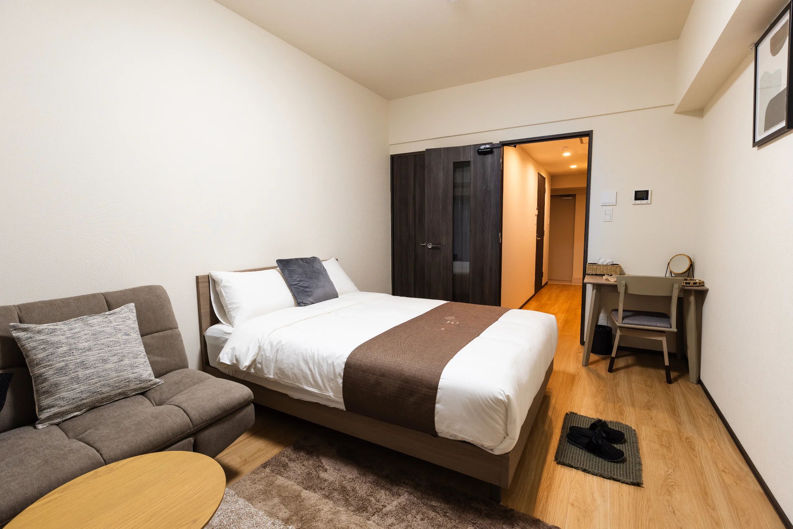BK 603 | Standard Floor — wide room view