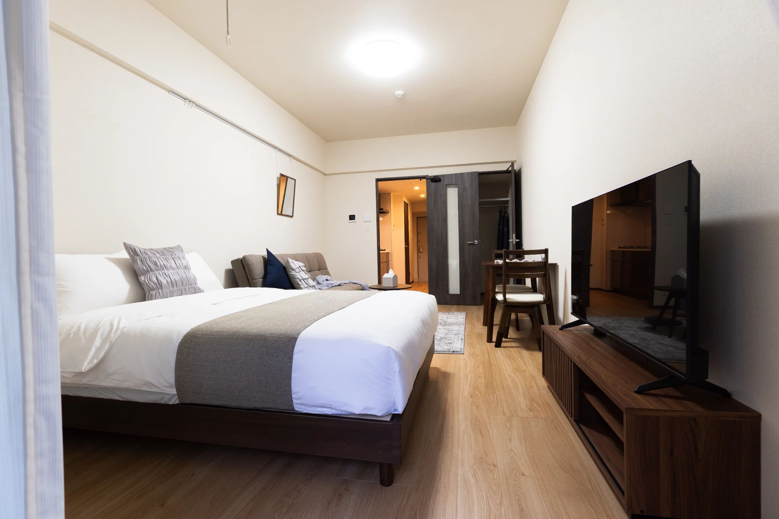 BK 602 | Standard Floor — wide room view